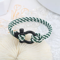 Bracelet cordon vert et blanc pour homme avec fermoir mousqueton noir mat.