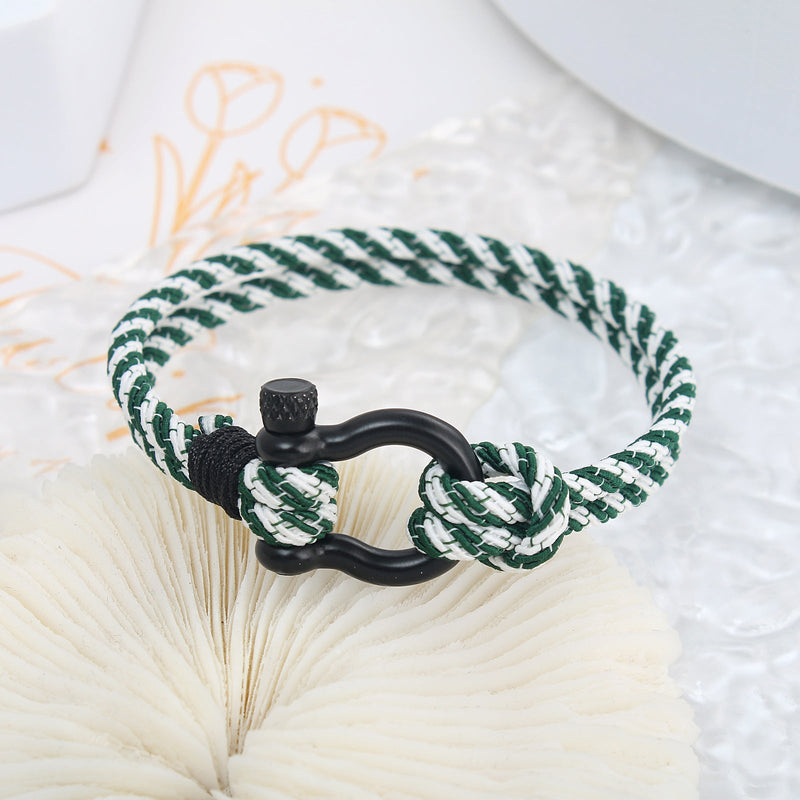 Bracelet cordon vert et blanc pour homme avec fermoir mousqueton noir mat.