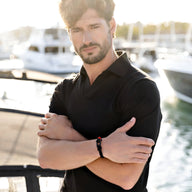 Bracelet cordon noir pour homme avec mousqueton noir et détail rouge, modèle Gaspard.