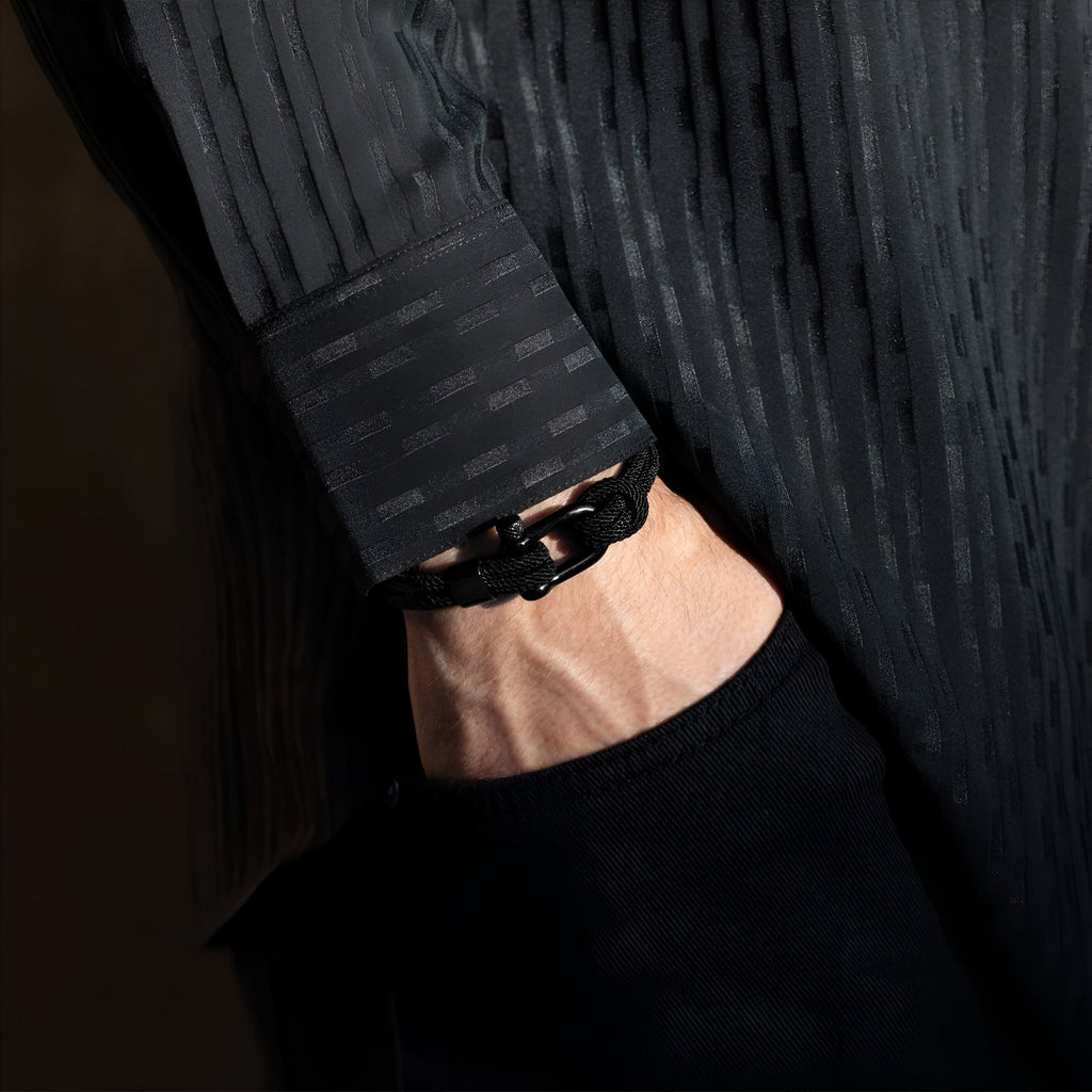 Bracelet cordon noir pour homme avec mousqueton noir, style épuré et moderne.