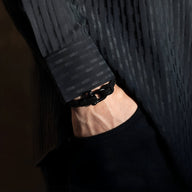 Bracelet cordon noir pour homme avec mousqueton noir, style épuré et moderne.