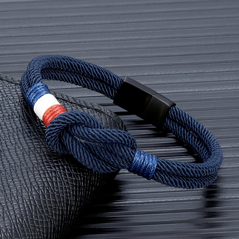 Bracelet cordon marine avec nœud et motif drapeau français, fermoir noir mat.