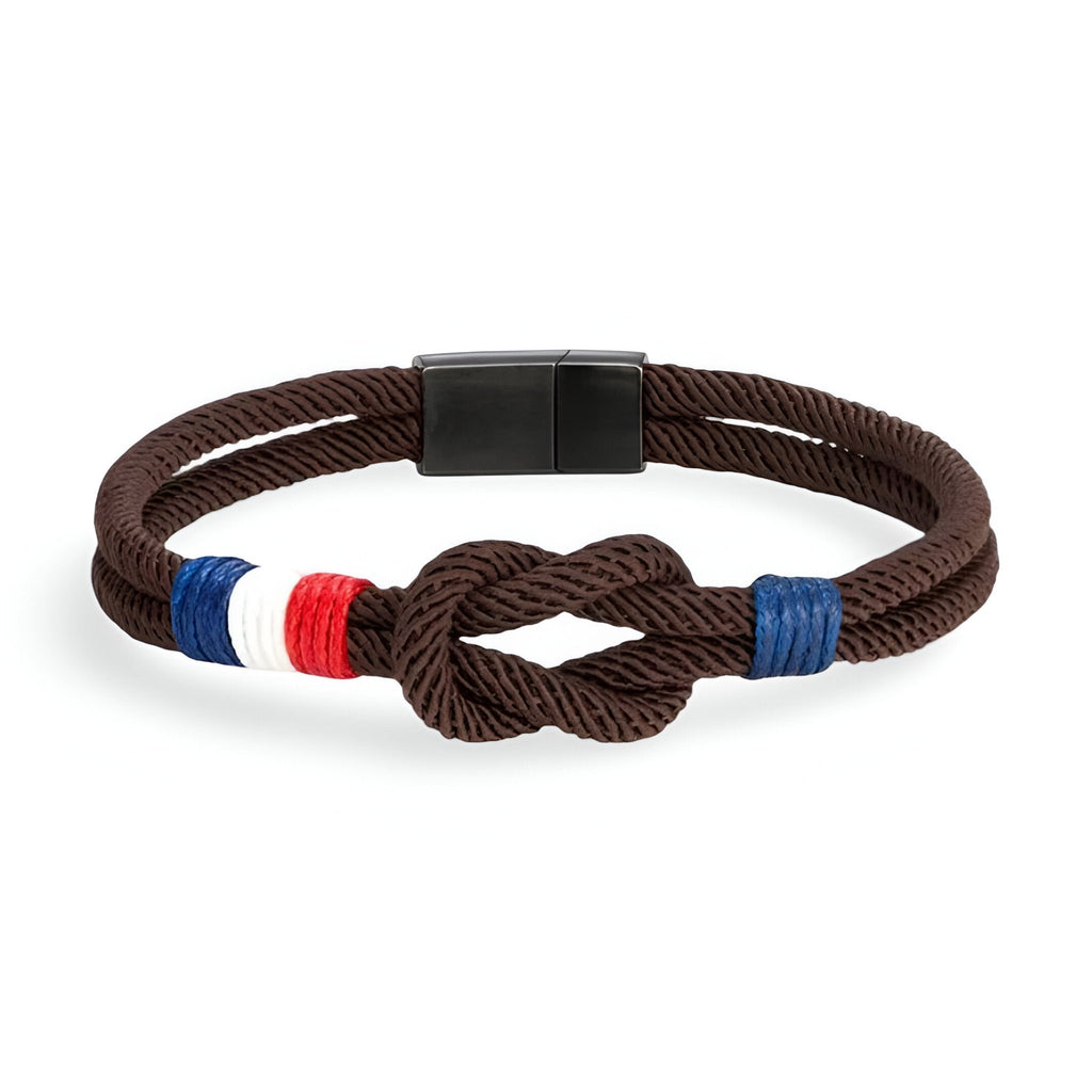 Bracelet cordon marron avec noeud central et détail drapeau français en rouge, blanc et bleu, fermoir noir mat.
