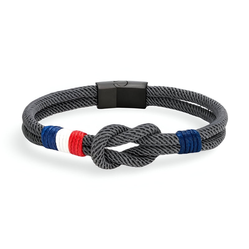 Bracelet cordon gris foncé avec noeud central et détails bleu, blanc, rouge, fermeture noire magnétique.