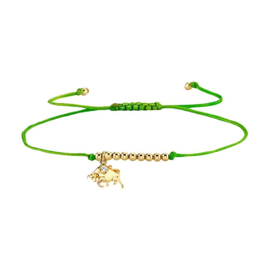 Bracelet cordon vert avec perles dorées et pendentif signe du zodiaque Taureau en métal doré.