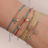 Bracelets cordon colorés avec charms signes du zodiaque en métal doré, style fin et délicat.
