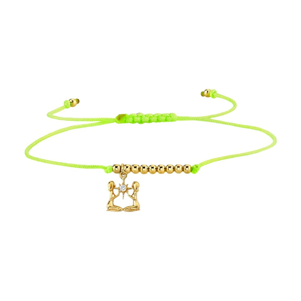 Bracelet cordon vert fluo avec perles dorées et pendentif signe zodiacal Gémeaux doré.