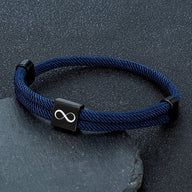 Bracelet cordon bleu marine avec plaque acier inoxydable noire gravée du signe infini, ajustable.