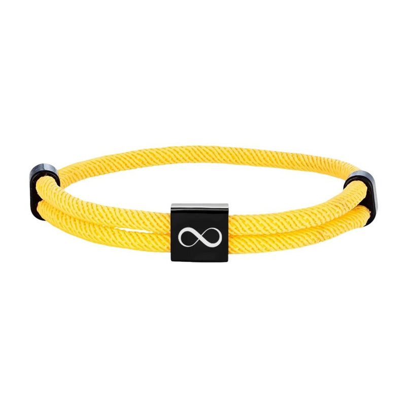 Bracelet cordon jaune avec plaque noire en acier inoxydable gravée d'un signe infini.