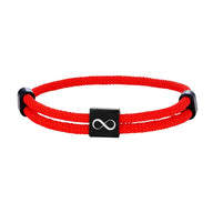 Bracelet cordon rouge ajustable avec plaque noire en acier inoxydable et symbole infini blanc.