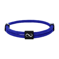 Bracelet cordon bleu marine avec plaque acier inoxydable noire et symbole infini gravé blanc.