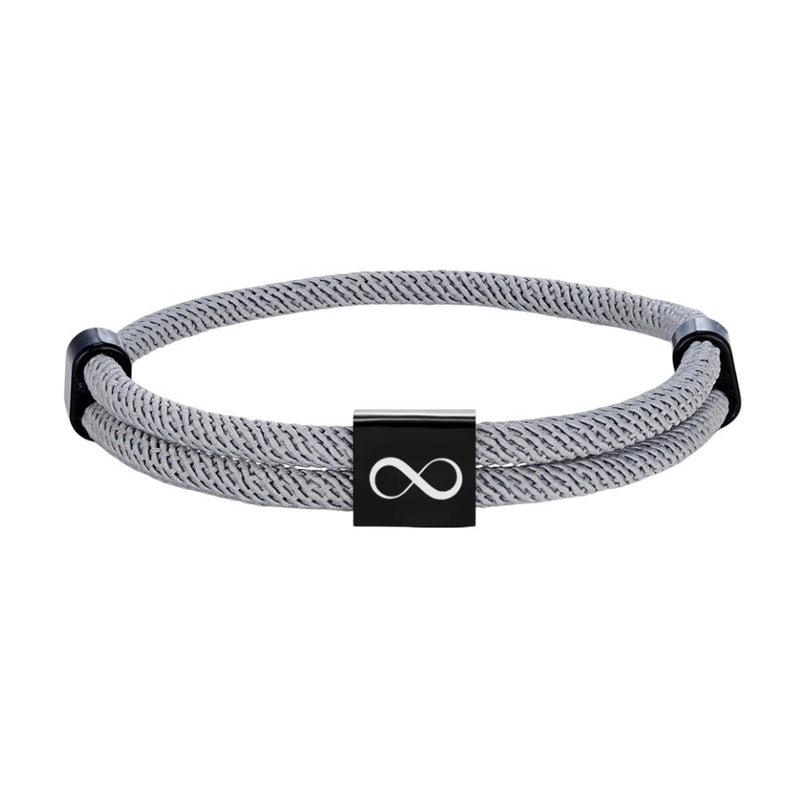 Bracelet cordon gris avec plaque noire en acier inoxydable et symbole infini blanc, ajustable.