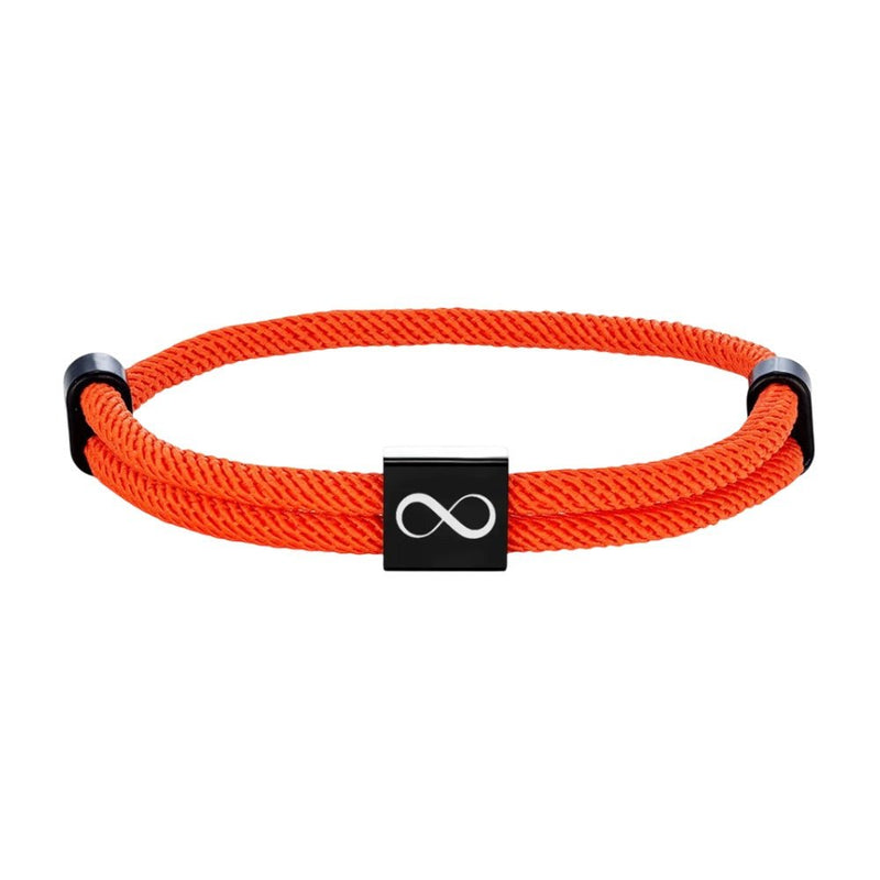 Bracelet cordon orange ajustable avec plaque noire en acier inoxydable gravée du signe infini.