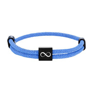 Bracelet cordon bleu clair avec plaque noire en acier inoxydable gravée du signe infini, ajustable.