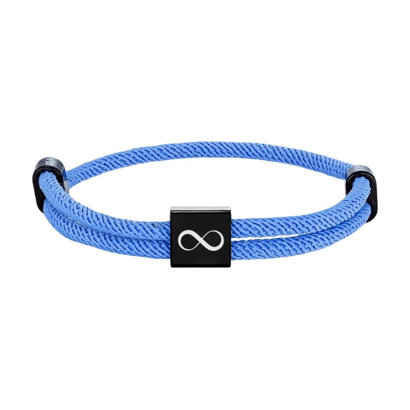 Bracelet cordon bleu clair avec plaque noire en acier inoxydable gravée du signe infini, ajustable.