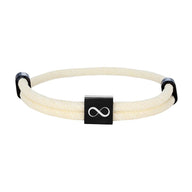 Bracelet cordon beige avec plaque noire en acier inoxydable gravée du signe infini, ajustable.