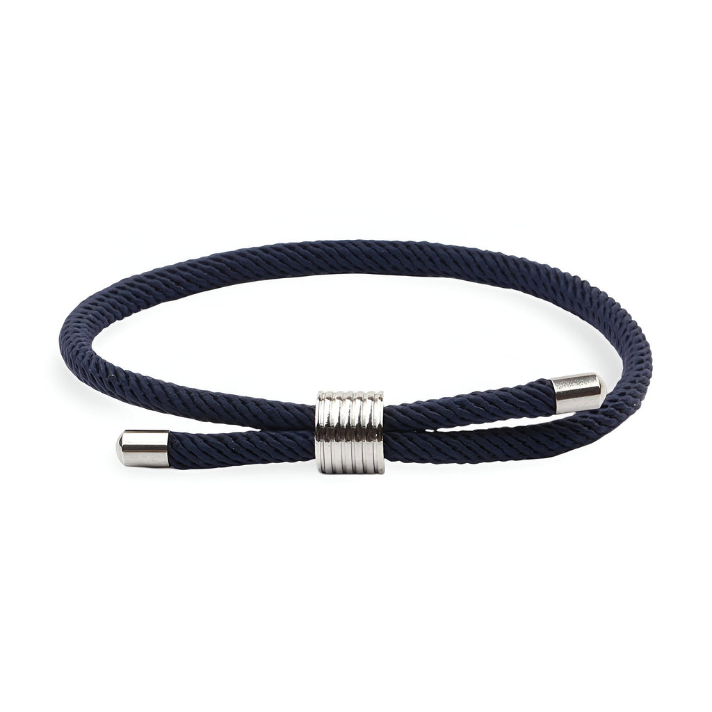 Bracelet cordon bleu marine avec fermoir métallique argenté design simple et discret pour homme.