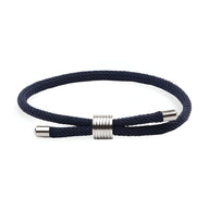 Bracelet cordon bleu marine avec fermoir métallique argenté design simple et discret pour homme.