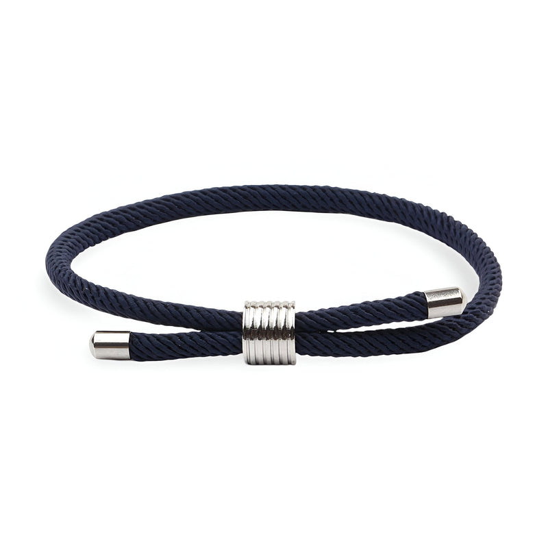 Bracelet cordon bleu marine avec fermoir métallique argenté design simple et discret pour homme.