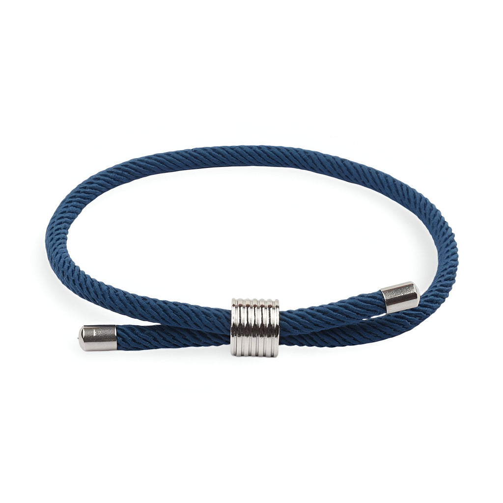 Bracelet cordon bleu marine pour homme avec fermoir métallique argenté simple et discret.