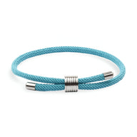 Bracelet cordon turquoise fin avec fermoir en métal argenté simple et élégant.