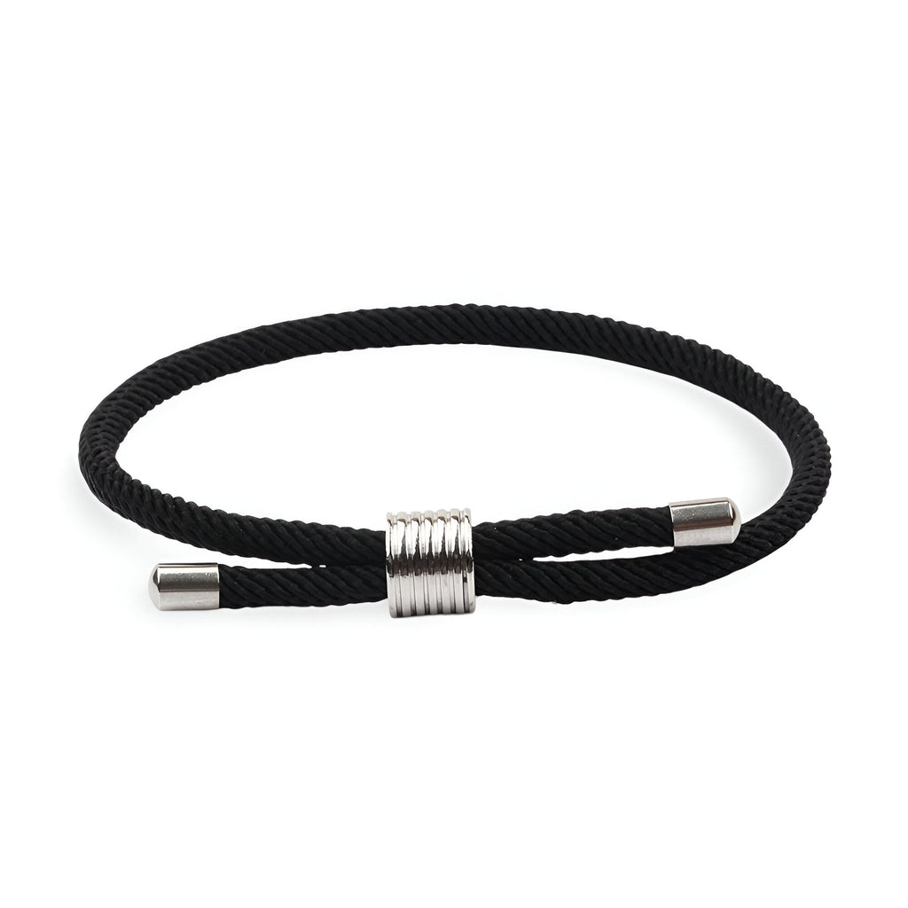 Bracelet cordon noir simple avec fermoir cylindrique métallique argenté.