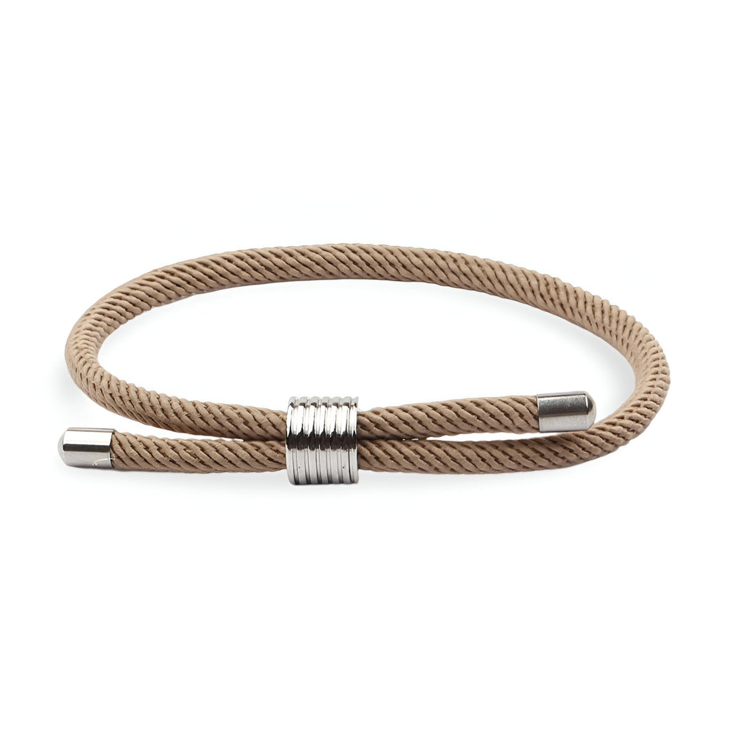 Bracelet cordon simple beige avec fermoir métallique argenté, design épuré pour homme.