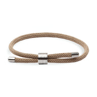 Bracelet cordon simple beige avec fermoir métallique argenté, design épuré pour homme.