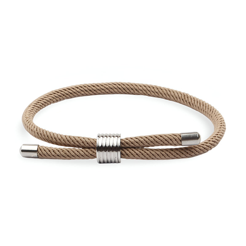 Bracelet cordon simple beige avec fermoir métallique argenté, design épuré pour homme.