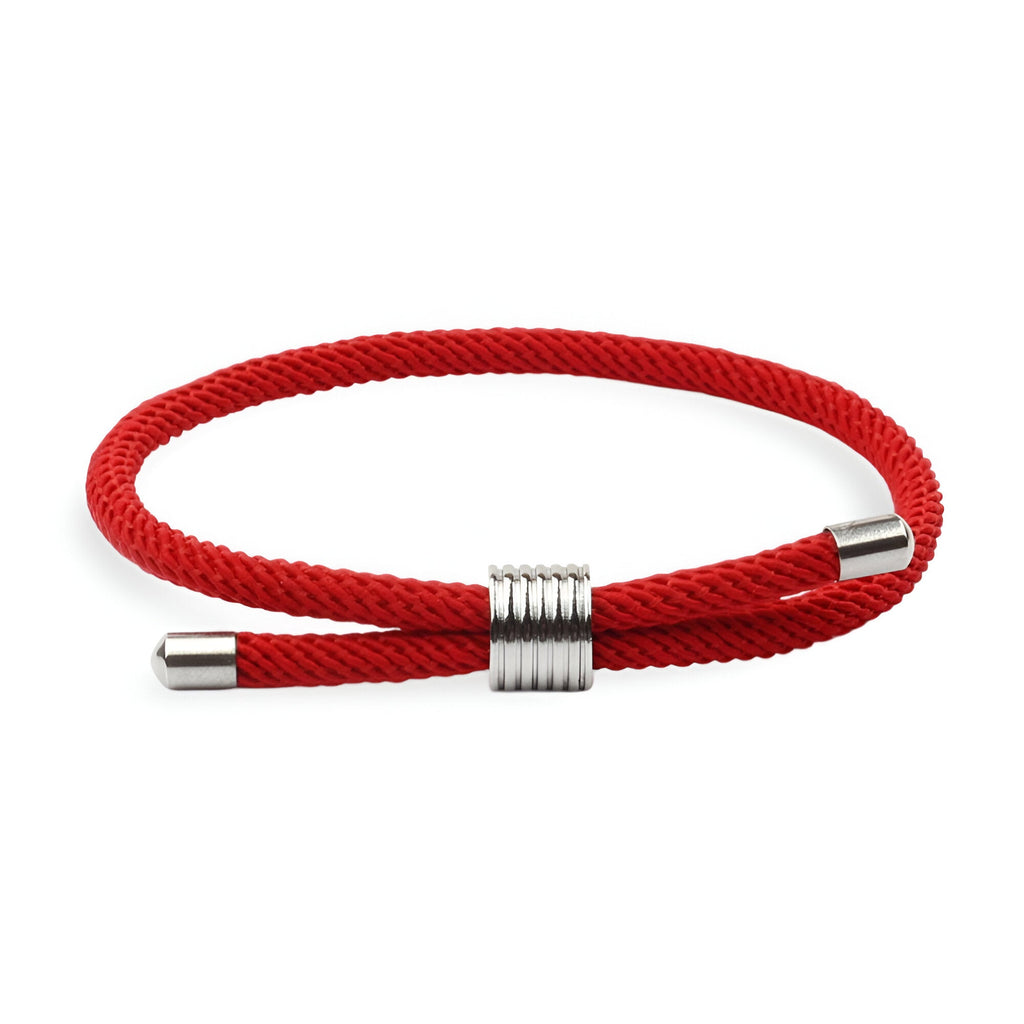Bracelet cordon rouge simple pour homme avec fermoir métallique argenté élégant.