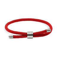 Bracelet cordon rouge simple pour homme avec fermoir métallique argenté élégant.