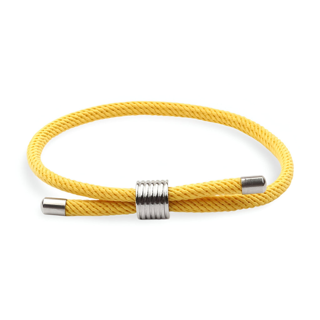 Bracelet cordon jaune simple avec détail métallique argenté, style discret pour homme.