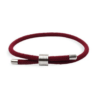 Bracelet cordon rouge simple avec embouts et anneau argentés, style discret pour homme.
