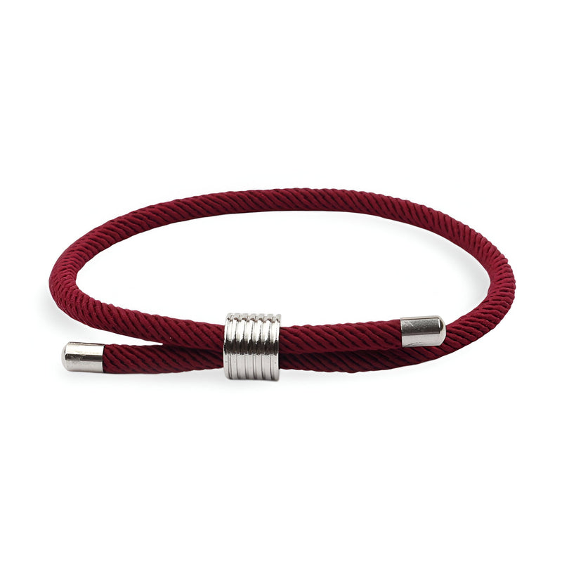Bracelet cordon rouge simple avec embouts et anneau argentés, style discret pour homme.