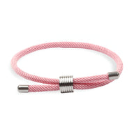 Bracelet cordon rose clair avec fermoir métallique argenté simple et discret.