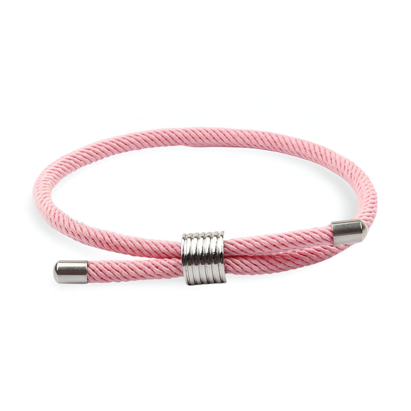 Bracelet cordon rose clair avec fermoir métallique argenté simple et discret.