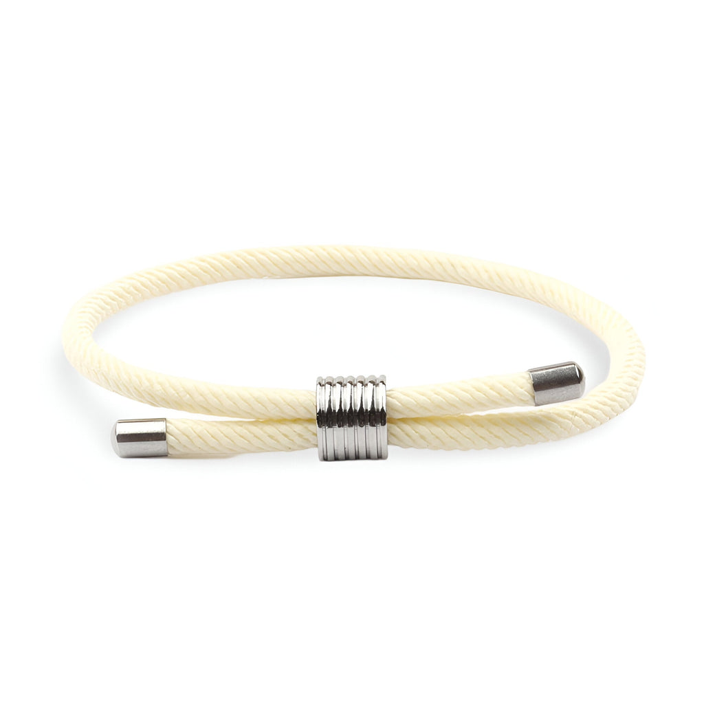 Bracelet cordon écru avec fermoir métallique cylindrique en acier inoxydable.