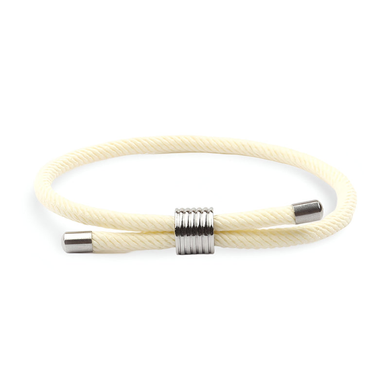 Bracelet cordon écru avec fermoir métallique cylindrique en acier inoxydable.