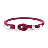 Bracelet cordon rouge bordeaux avec nœud et détails métalliques argentés, style simple masculin.