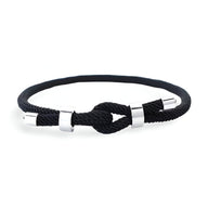 Bracelet cordon noir pour homme avec noeud simple et détails métalliques argentés.