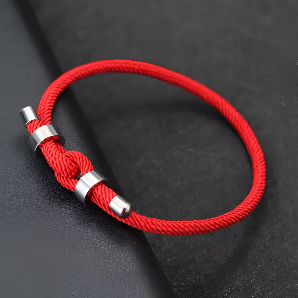 Bracelet cordon rouge simple avec ajusteur et embouts en métal argenté élégant.