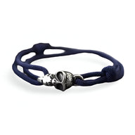 Bracelet cordon bleu marine pour homme avec tête de mort en métal argenté détaillée.