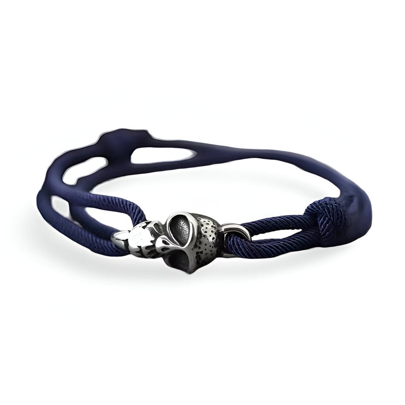 Bracelet cordon bleu marine pour homme avec tête de mort en métal argenté détaillée.