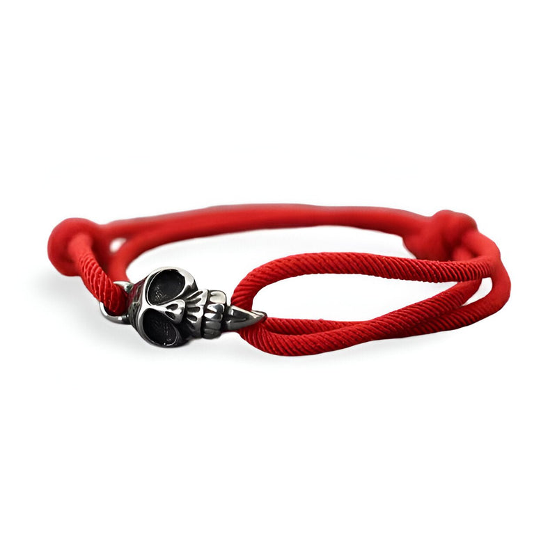 Bracelet cordon rouge homme avec tête de mort métallique argentée détaillée.