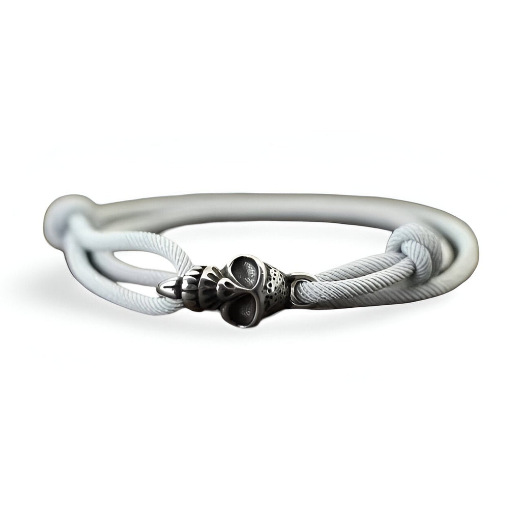 Bracelet cordon blanc avec tête de mort en métal argenté, style homme moderne.