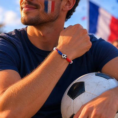 Geflochtenes Armband mit dreifarbiger Kordel, Fußball-Charm aus Edelstahl, Modell Kylian