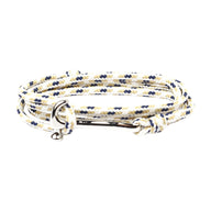 Bracelet multiple tours en corde blanche avec motifs bleus et fermoir argenté martelé.