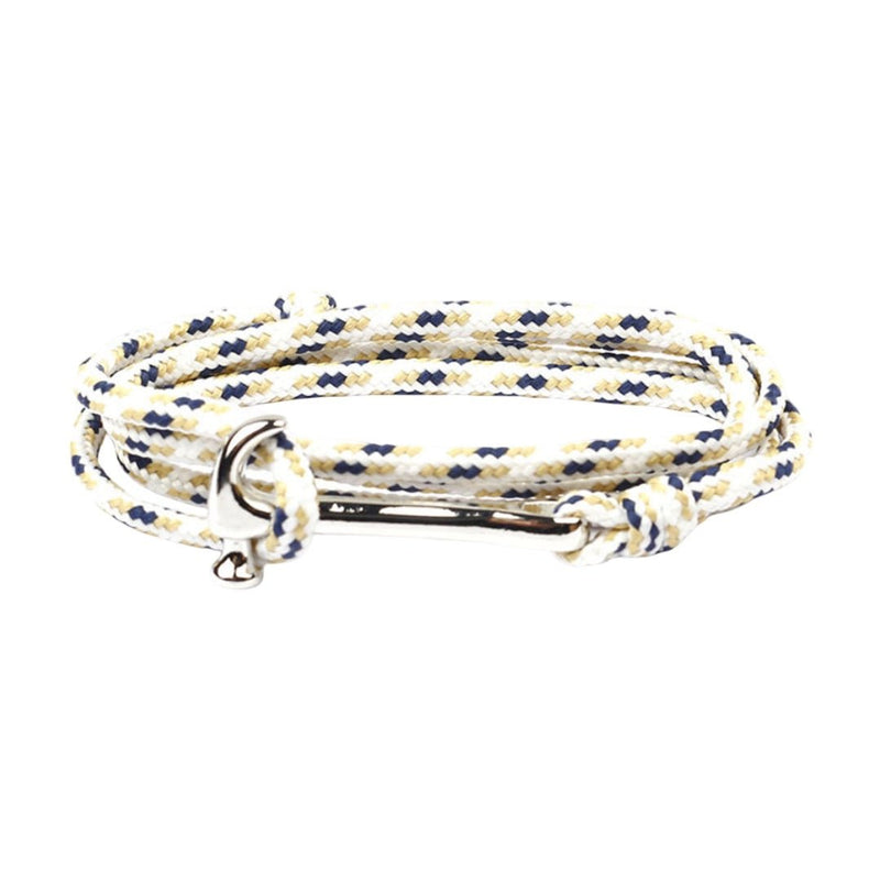 Bracelet multiple tours en corde blanche avec motifs bleus et fermoir argenté martelé.