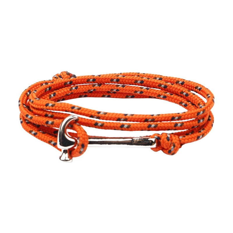 Bracelet multiple-tour en cordon orange marteau avec fermoir en métal argenté.