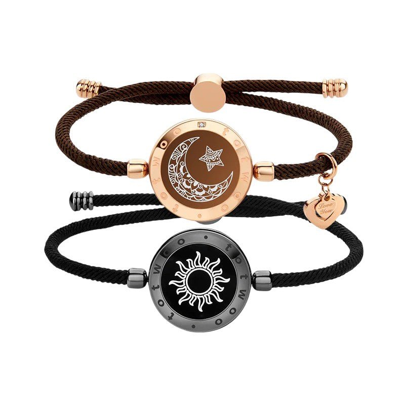 Bracelet couple avec cordon coulissant, un or rose avec lune et étoiles, un noir avec soleil blanc, détails métalliques.